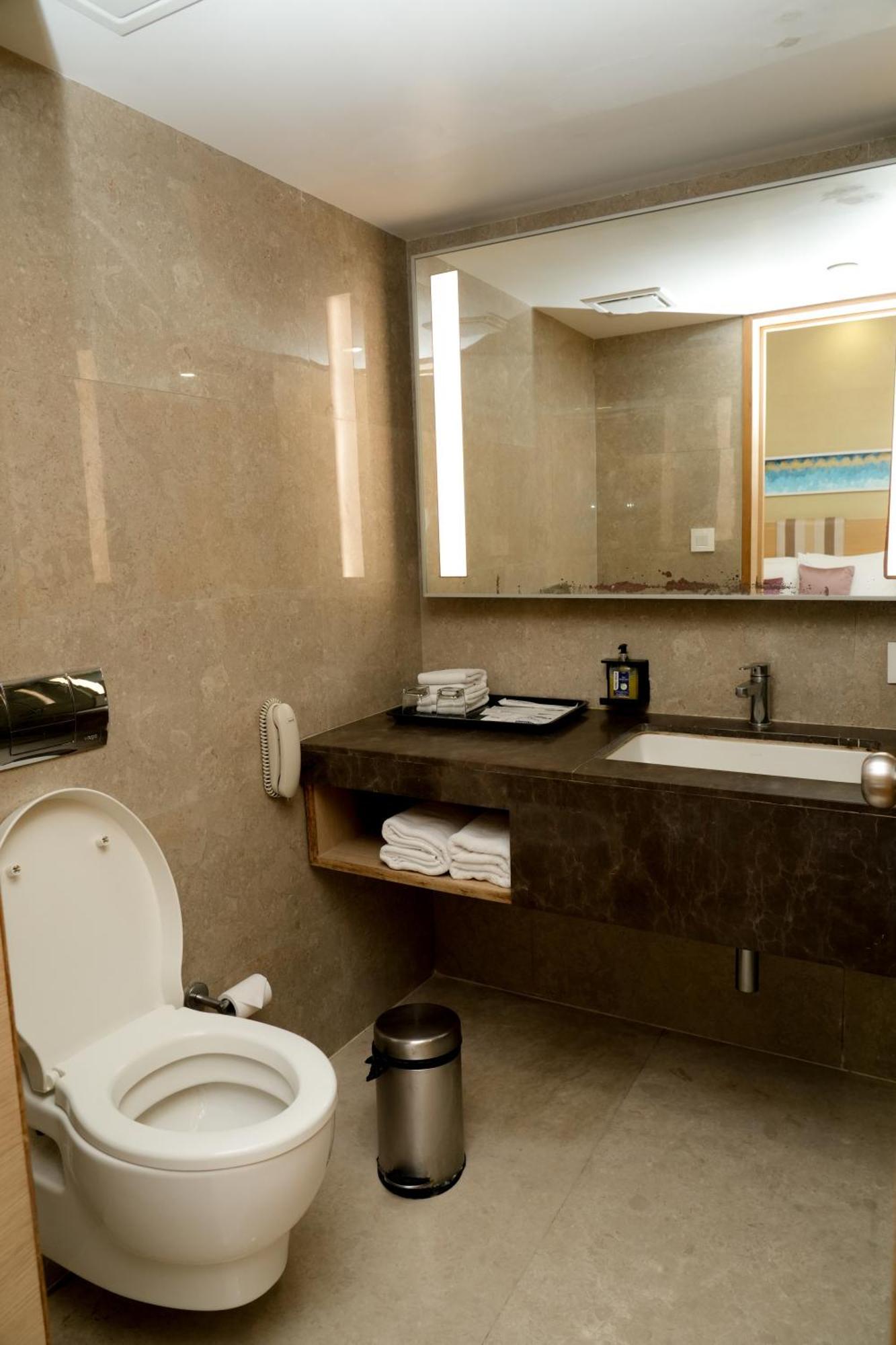 Superior Room - 1 Double Bed (15% discount on food and soft beverage)